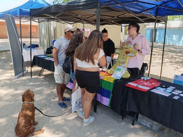 📌 El pasado 21 de febrero, la agrupación Diversidades Sin Fronteras participó en la Feria Promocional de Salud Laguna Avendaño. Este evento brindó la oportunidad de socioeducar a los asistentes sobre temas y conceptos relacionados con la diversidad sexual. Además, fue un momento propicio para dar a conocer nuestra agrupación en la comunidad. Agradecemos al CEFAM de la comuna por la invitación y el apoyo en esta importante actividad. @cesfamquillon