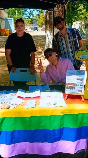 📣✨ ¡Hoy comienza nuestro mes! ✨🌈

Junio es el Mes del Orgullo LGBTIQA+ y no es solo una celebración:
Es memoria, resistencia y amor.
Es visibilidad, historia y lucha.
Es el mes donde levantamos la voz con más fuerza para decir: ¡Aquí estamos, y con orgullo! 🏳️‍🌈🏳️‍⚧️

¿Por qué junio?
Porque un día como este, en 1969, la comunidad LGBTIQA+ se cansó de los abusos, las redadas y el miedo.
🔥 En el bar Stonewall Inn, en Nueva York, se encendió una rebelión liderada por personas trans, racializadas y marginadas, como Marsha P. Johnson y Sylvia Rivera.

Ese día marcó el inicio del movimiento moderno por nuestros derechos. Desde ahí, cada junio, recordamos que el orgullo nace de la resistencia.

Hoy, honramos a quienes abrieron el camino, abrazamos a quienes siguen caminando y alzamos la voz por quienes aún no pueden hacerlo.
💪🏽 Por los que están.
🕯️ Por los que no están.
🫶🏽 Por los que vendrán.

🌈 ¡Feliz inicio del Mes del Orgullo!
Que cada día sea una oportunidad para amar, resistir y vivir con dignidad.

#Orgullo2025 #MesDelOrgullo #LGBTIQA+ #Stonewall #AmarSinMiedo #DiversidadEsResistencia #ConOrgullo #chilediverso🇨🇱🏳️‍🌈
