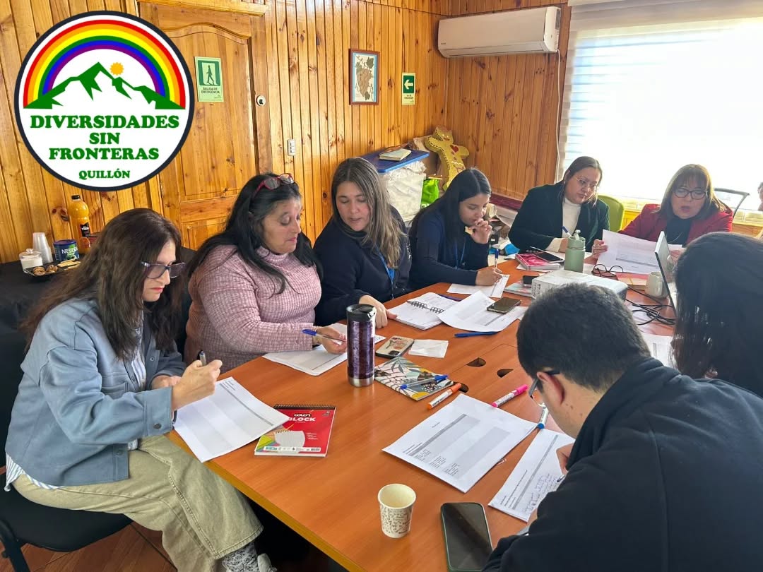 🏳️🌈 Jornada de trabajo colaborativo con co-garantes y actores claves del territorio
Hoy, viernes 18 de julio, la Oficina Local de la Niñez de Quillón, convocó a diferentes actores claves de nuestra comuna, con el objetivo de construir un plan de acción para dar respuesta a los resultados del diagnóstico comunal de niñez y adolescencia.
A través de un espacio de diálogo y reflexión, se recogieron respuestas, miradas y compromisos que fortalecerán las acciones orientadas en promover, proteger y garantizar los derechos de los niños, niñas y adolescentes.
Nuestra Agrupación Diversidades sin Fronteras también estuvo presente, generando y proponiendo acciones para educar y colaborar en este gran desafío de trabajar por los derechos de la infancia y adolescencia.
#diversidadessinfronterasquillón
#diversidadsexogenérica
#lgtbiq🏳️🌈
#derechosdelosniños