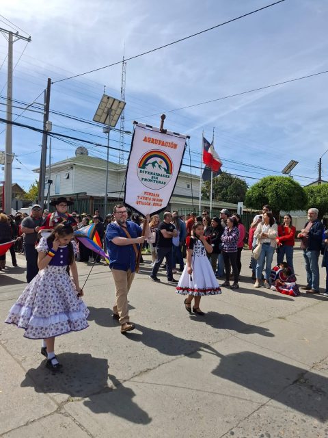 ✨ Ayer, 16 de septiembre, vivimos con mucha alegría el tradicional desfile de Fiestas Patrias en Quillón.
Por segundo año consecutivo estuvimos presentes como agrupación, esta vez con nuestro nuevo estandarte recién estrenado y, como siempre, portando con orgullo nuestra bandera.
Cada paso que damos en estos espacios es un recordatorio de que existimos, de que estamos aquí, y de que no nos vamos a dejar callar. 💪❤️ 

 #orgullopride🏳️‍🌈 #comunidadlgtbi #quillón