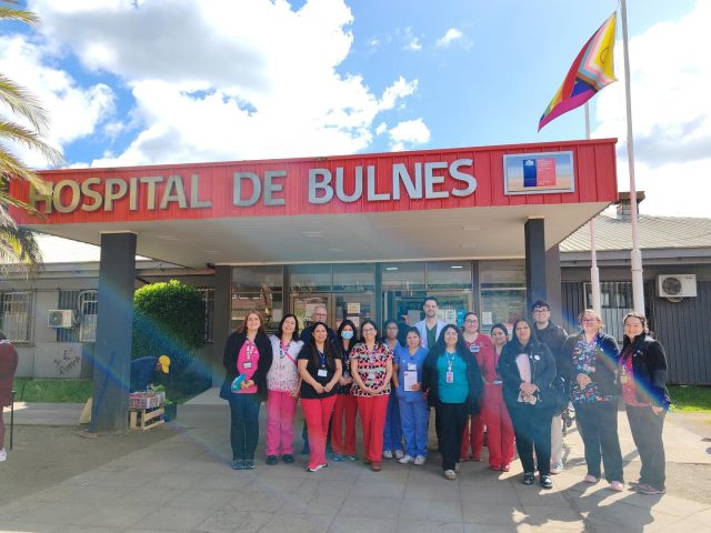 En el mes de la despatologización trans nos movilizamos como agrupación a nuestra vecina Comuna de Bulnes para en conjunto con el @hospitaldebulnes educar sobre la diversidad, además de izar la bandera como símbolo de validación a los procesos de autodescubrimiento. Seguimos avanzando hacia una Región más inclusiva 🏳️‍⚧️🏳️‍🌈 #lgtbi #nuble #trans #salud #gay