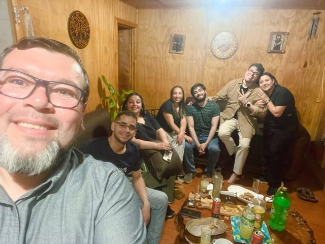 🏳️‍🌈 Encuentro de la Agrupación Diversidades sin Fronteras – Quillón

El viernes 14 de noviembre se reunieron algunos integrantes de la Agrupación Diversidades sin Fronteras en un espacio fraterno de diálogo y compañía.

Fue un encuentro marcado por la conversación sincera, el compartir de experiencias y la construcción de vínculos que fortalecen el trabajo comunitario del grupo.

“Estos espacios nos ayudan a sentirnos acompañados, a escucharnos y a seguir construyendo una comunidad donde todas las voces importan”.

#diversidadsexogenérica
#lgtbiq🏳️‍🌈