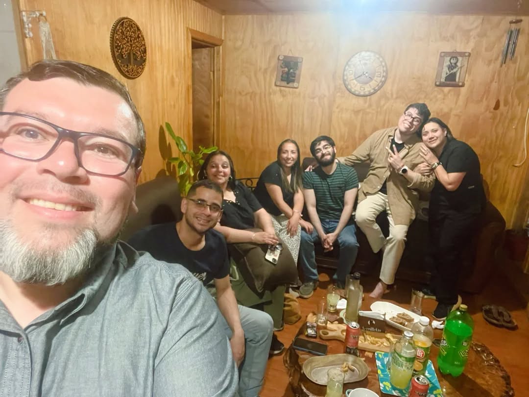 🏳️‍🌈 Encuentro de la Agrupación Diversidades sin Fronteras – Quillón

El viernes 14 de noviembre se reunieron algunos integrantes de la Agrupación Diversidades sin Fronteras en un espacio fraterno de diálogo y compañía.

Fue un encuentro marcado por la conversación sincera, el compartir de experiencias y la construcción de vínculos que fortalecen el trabajo comunitario del grupo.

“Estos espacios nos ayudan a sentirnos acompañados, a escucharnos y a seguir construyendo una comunidad donde todas las voces importan”.

#diversidadsexogenérica
#lgtbiq🏳️‍🌈