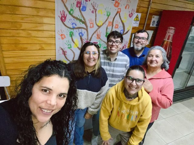 Hoy, con mucha alegría y entusiasmo, nos reunimos como Agrupación Diversidades sin Fronteras Quillón, en un espacio profundamente significativo, marcado por el encuentro, la escucha activa y el respeto por cada una de nuestras historias de vida. Fue una instancia cargada de emociones, donde el cariño, la confianza y la empatía se hicieron presentes, permitiéndonos compartir experiencias, reflexiones y sueños en común.

En cada conversación y en cada gesto, se evidenció la importancia de construir espacios seguros, donde todas las identidades sean valoradas y respetadas.
Seguimos avanzando con convicción, esperanza y unidad, entendiendo que cada paso que damos como agrupación aporta a la construcción de una comunidad más justa, consciente y acogedora para todas, todos y todes.

#diversidadessinfronterasquillón 
#quillonñuble 
#quillon