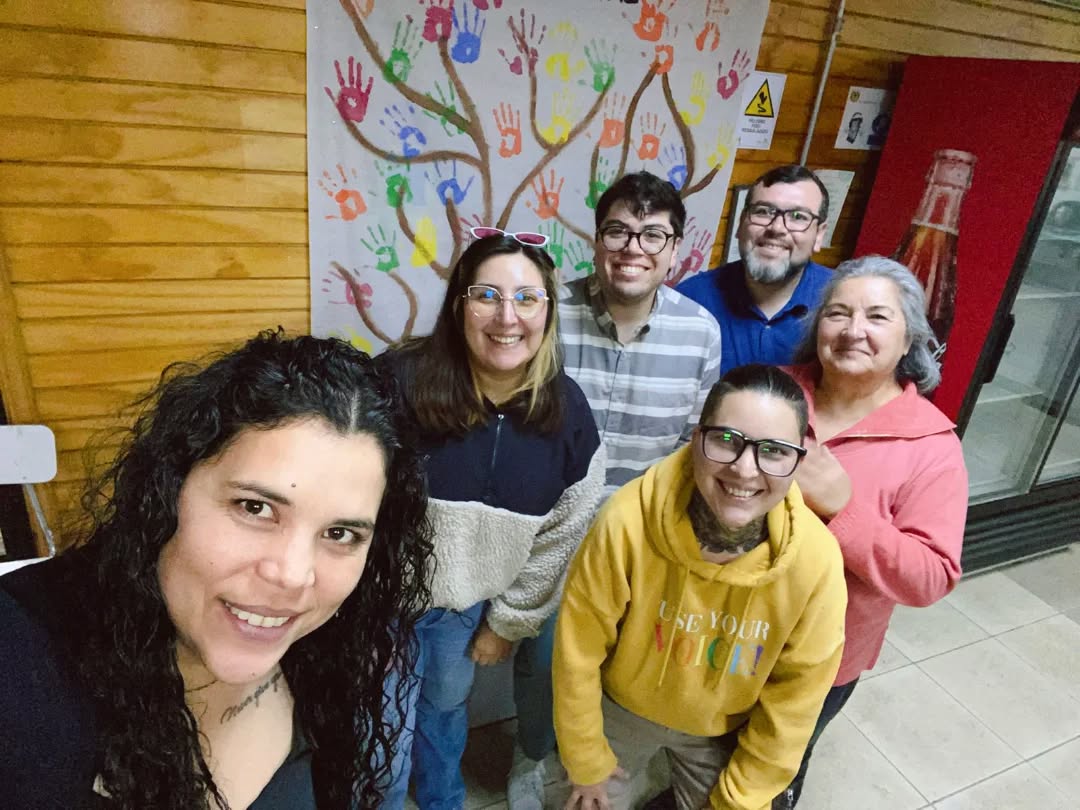 Hoy, con mucha alegría y entusiasmo, nos reunimos como Agrupación Diversidades sin Fronteras Quillón, en un espacio profundamente significativo, marcado por el encuentro, la escucha activa y el respeto por cada una de nuestras historias de vida. Fue una instancia cargada de emociones, donde el cariño, la confianza y la empatía se hicieron presentes, permitiéndonos compartir experiencias, reflexiones y sueños en común.

En cada conversación y en cada gesto, se evidenció la importancia de construir espacios seguros, donde todas las identidades sean valoradas y respetadas.
Seguimos avanzando con convicción, esperanza y unidad, entendiendo que cada paso que damos como agrupación aporta a la construcción de una comunidad más justa, consciente y acogedora para todas, todos y todes.

#diversidadessinfronterasquillón 
#quillonñuble 
#quillon