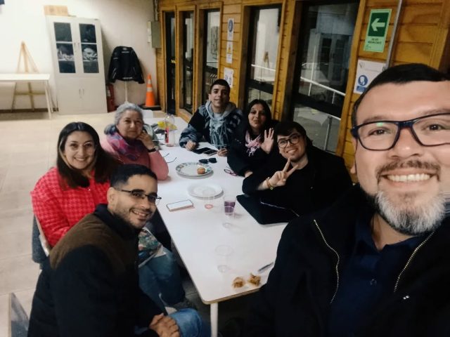 🏳️‍🌈 En un ambiente de comunidad, escucha y respeto, vivimos un nuevo encuentro de la agrupación Diversidades Sin Fronteras Quillón, un espacio donde cada historia, identidad y experiencia tienen un valor importante.

Compartimos conversaciones y momentos significativos que fortalecen los lazos entre quienes creen en una sociedad más inclusiva, diversa y humana.

Estos encuentros nos recuerdan la importancia de seguir construyendo espacios seguros, libres de discriminación y llenos de esperanza, donde todas las personas puedan ser auténticamente quienes son.

#diversidadessinfronterasquillón 
#lgtbiq🏳️‍🌈