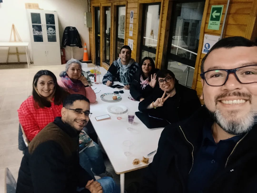 🏳️‍🌈 En un ambiente de comunidad, escucha y respeto, vivimos un nuevo encuentro de la agrupación Diversidades Sin Fronteras Quillón, un espacio donde cada historia, identidad y experiencia tienen un valor importante.

Compartimos conversaciones y momentos significativos que fortalecen los lazos entre quienes creen en una sociedad más inclusiva, diversa y humana.

Estos encuentros nos recuerdan la importancia de seguir construyendo espacios seguros, libres de discriminación y llenos de esperanza, donde todas las personas puedan ser auténticamente quienes son.

#diversidadessinfronterasquillón 
#lgtbiq🏳️‍🌈
