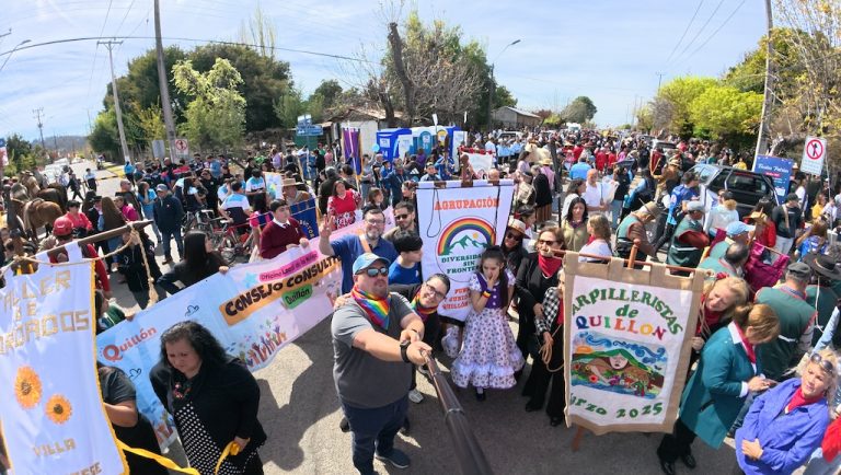 Diversidades Sin Fronteras brilla en el desfile de fiestas patrias de Quillón